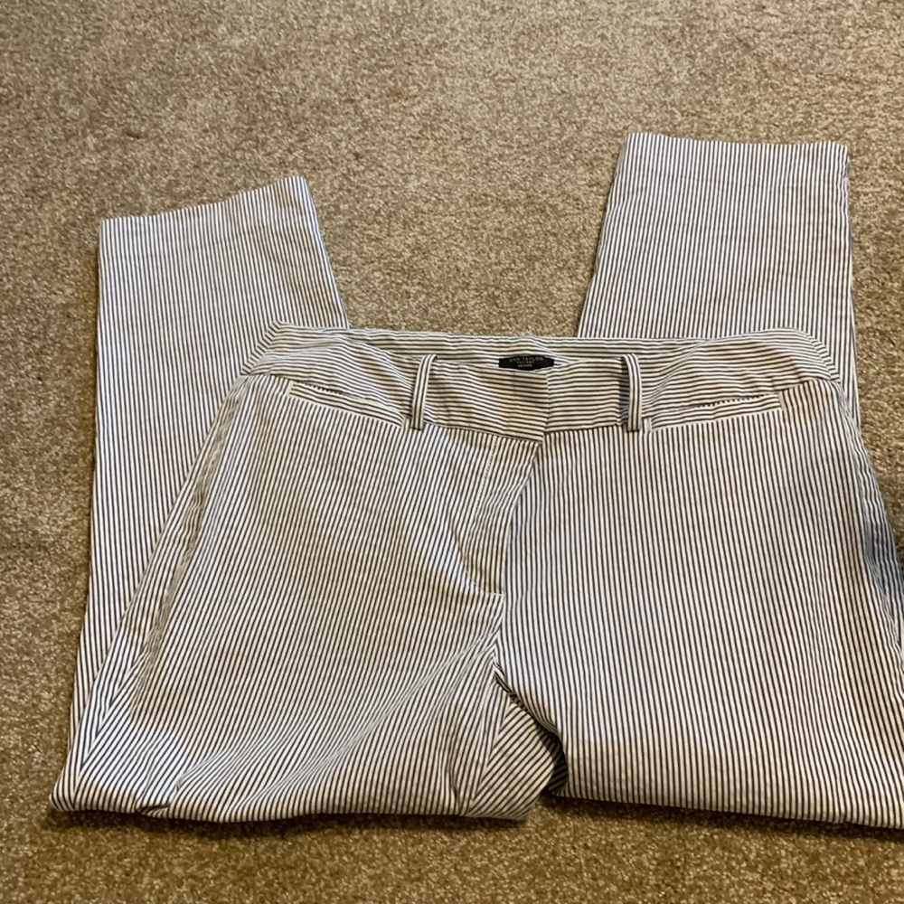 Ann Taylor size 8P seersucker crop pants.